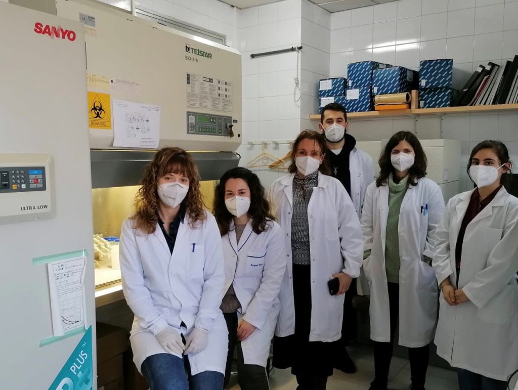 El grupo de Inmunología y Genómica liderado por, la doctora Beatriz Novoa en el centro de la imagen.