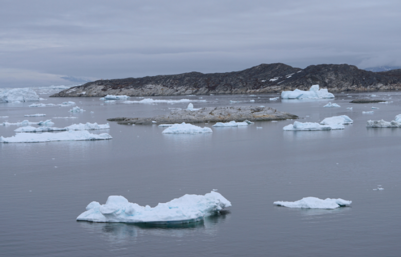 Icebergs no mar de Grenlandia