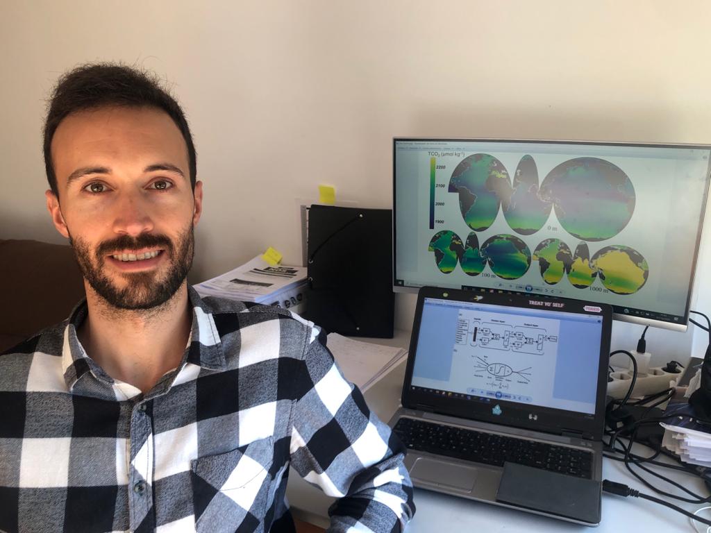 Investigador con imagen al fondo