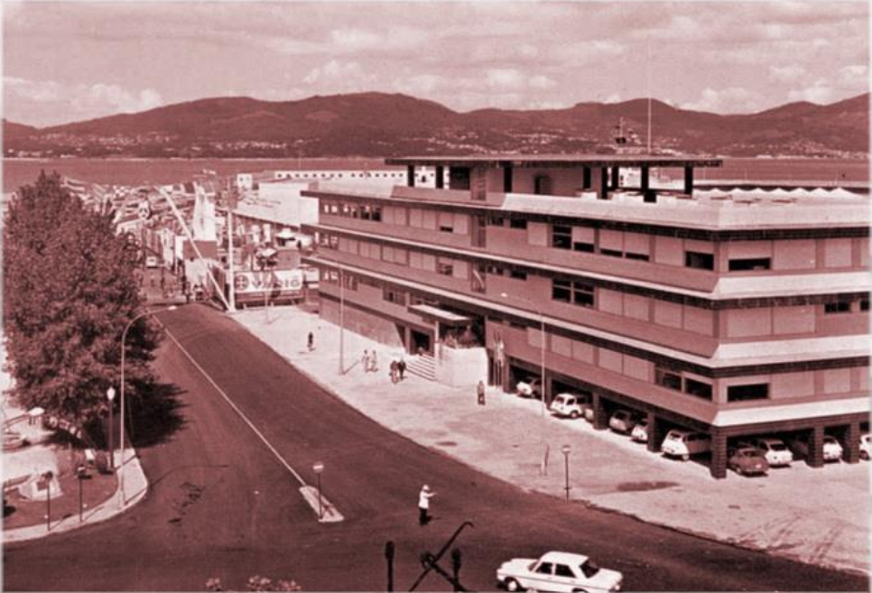 Foto en branco e negro do edificio do IIM en Bouzas o día da súa inauguración. 