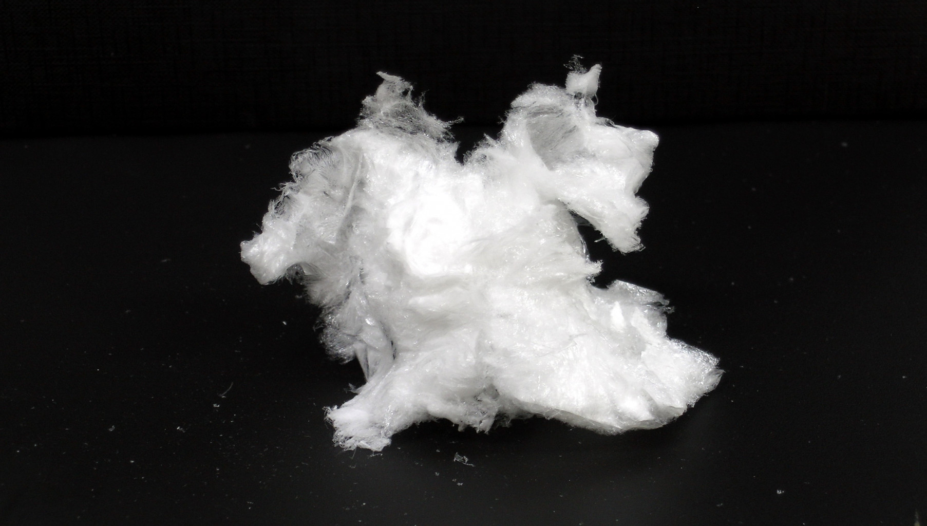 Conxunto de filamentos brancos de ácido hialurónico sobre fondo negro