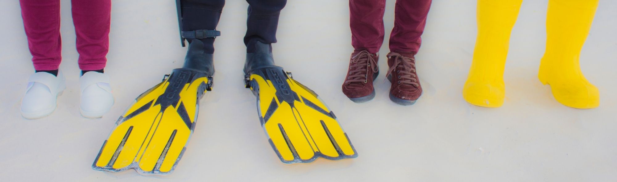 Persoas con calzado de laboratorio, mergullo, campo e botas.