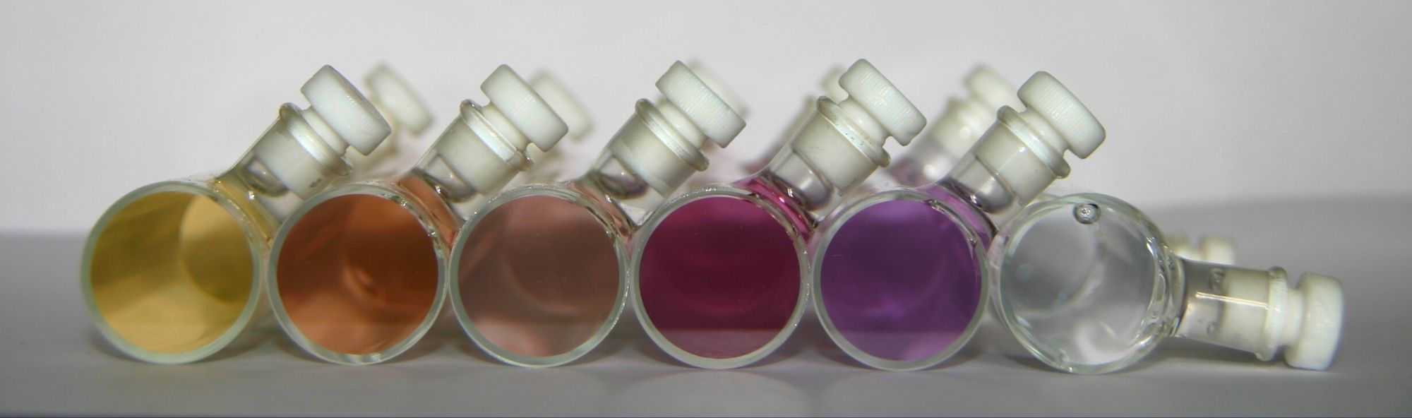 Botes con líquidos de cores do amarelo ao azul