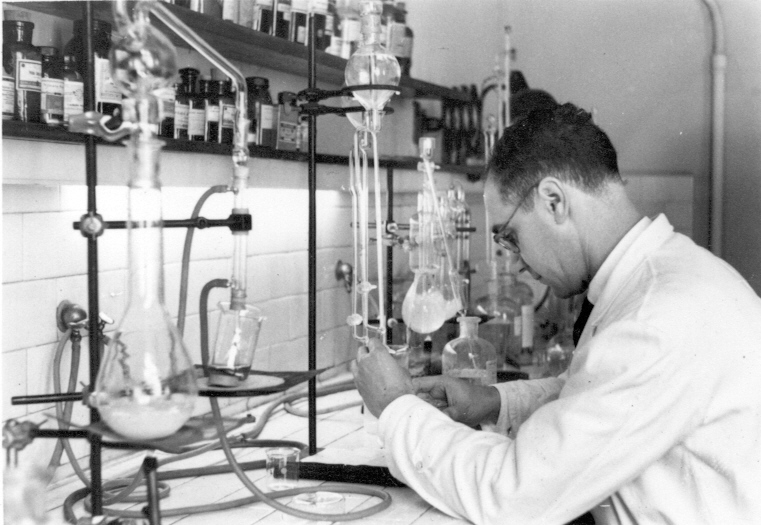Fernando Fraga working at his lab