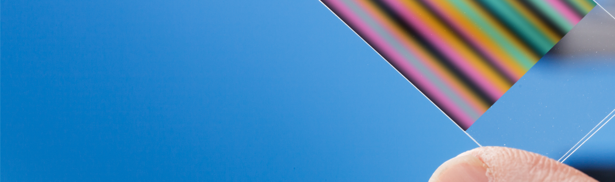 Mans sostendo unha placa de cromatografía