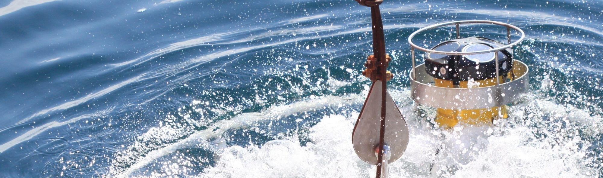 Roseta de toma de mostras caendo á auga. 