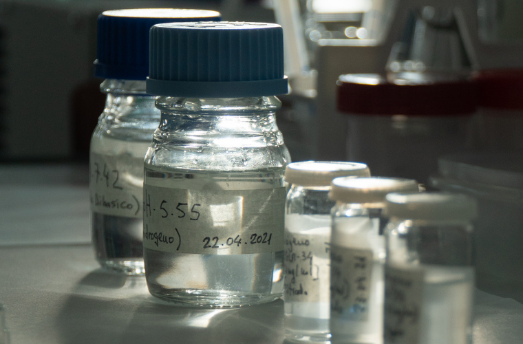 Frascos de laboratorio a contraluz.