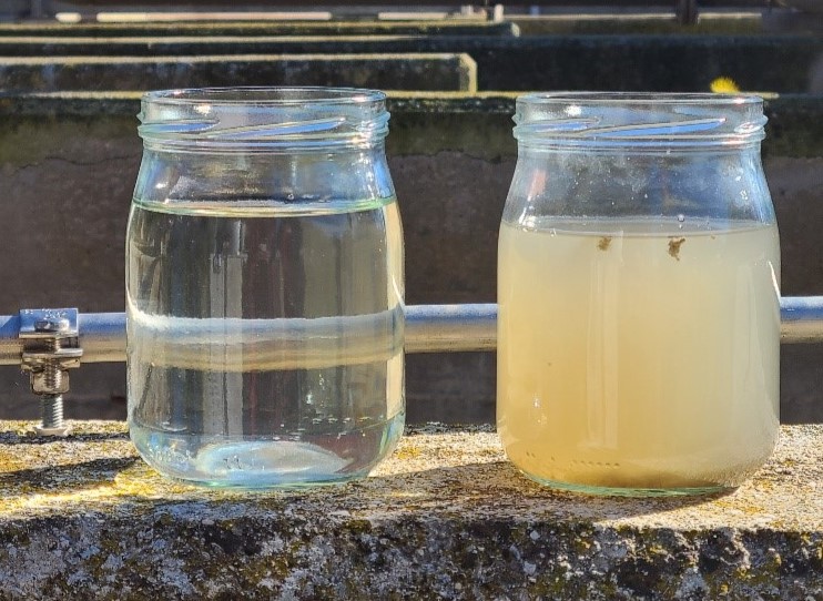 Dou botes, con auga tratada e auga residual