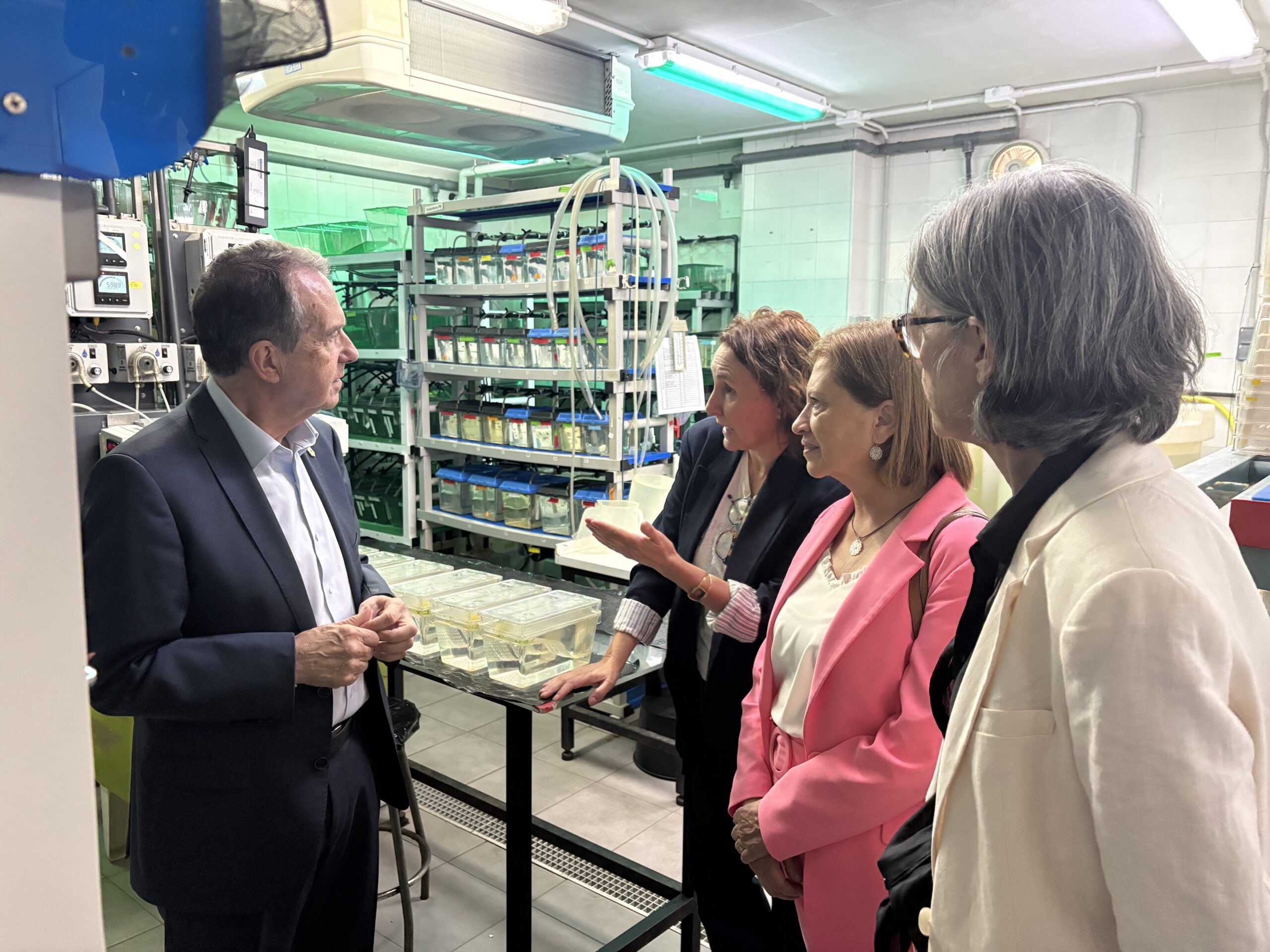 O IIM-CSIC recibe o alcalde de Vigo para amosar a excelencia da súa investigación mariña.